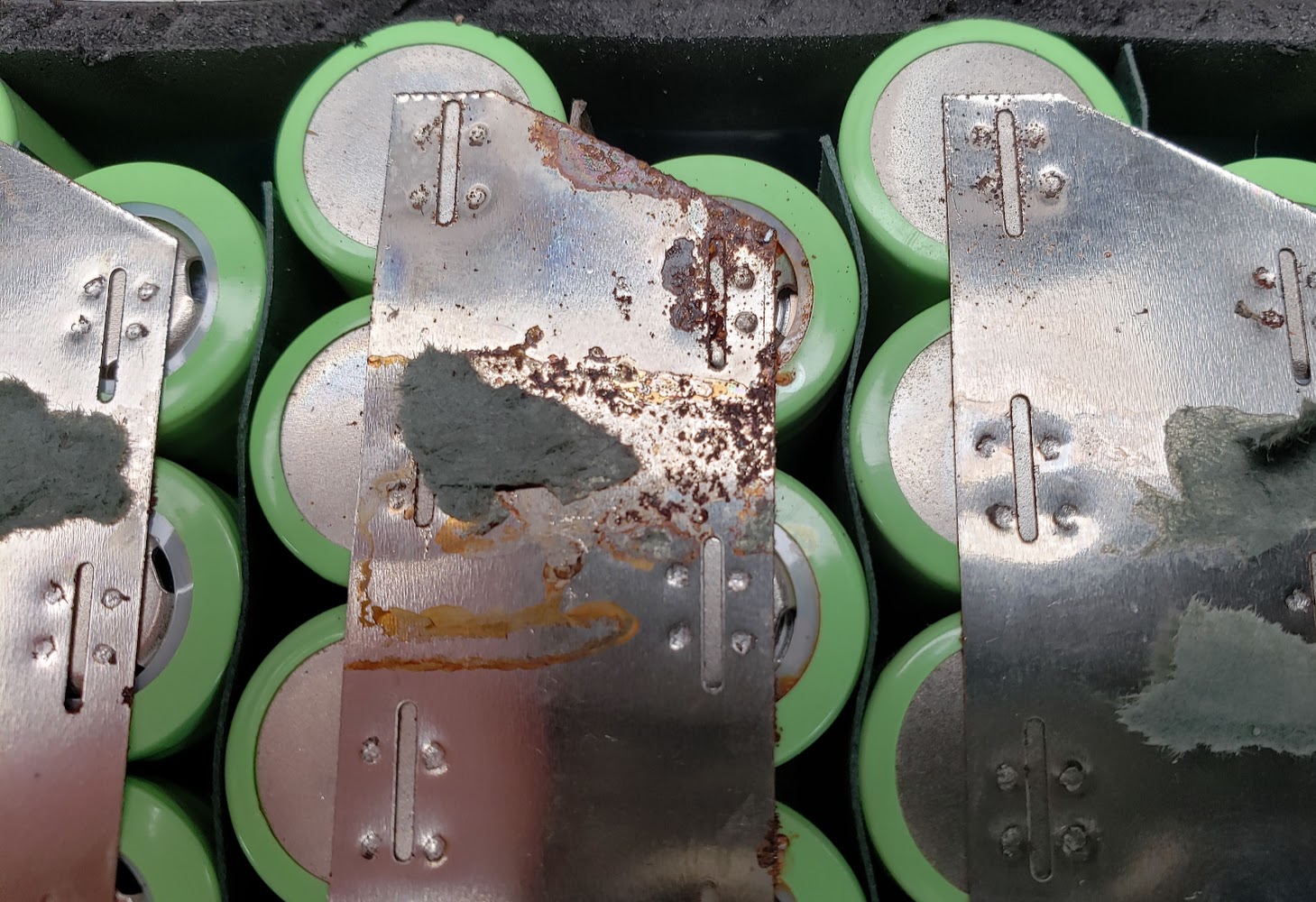 batteries_parker_14s_opened_showing_bottom_of_14s6p_pack_strip_corrosion_closeup_photo