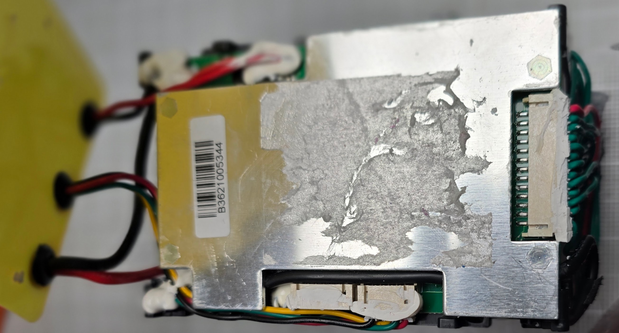 permobility_smartdrive_bms_top_view_yellow_cover_removed_photo