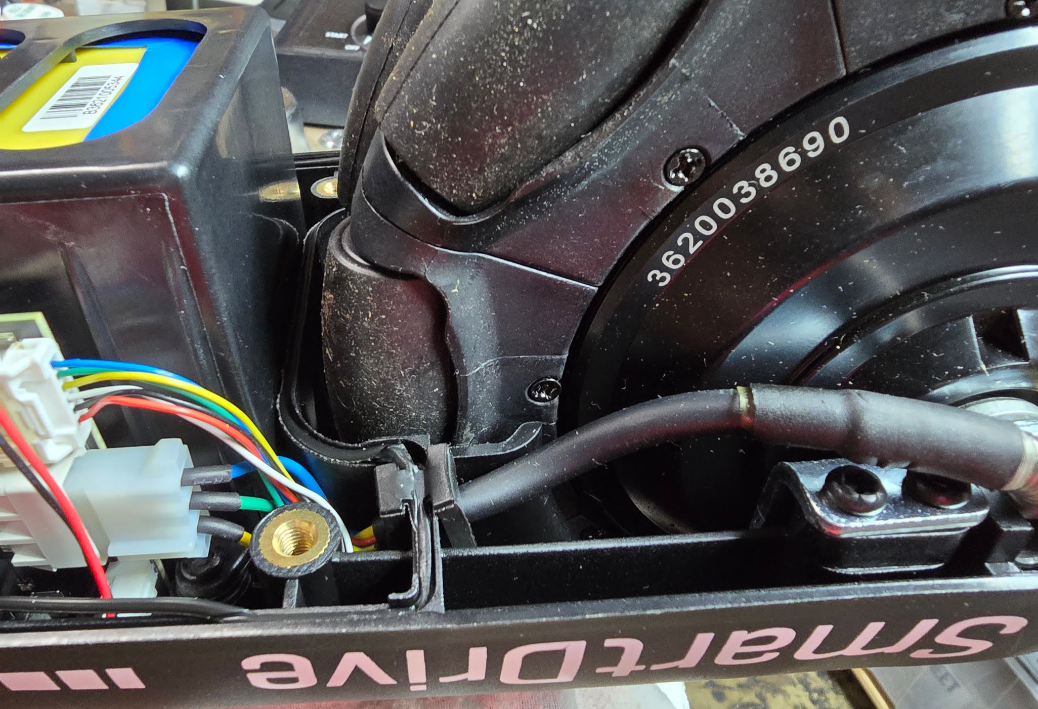 permobility_smartdrive_left_side_top_cover_off_photo