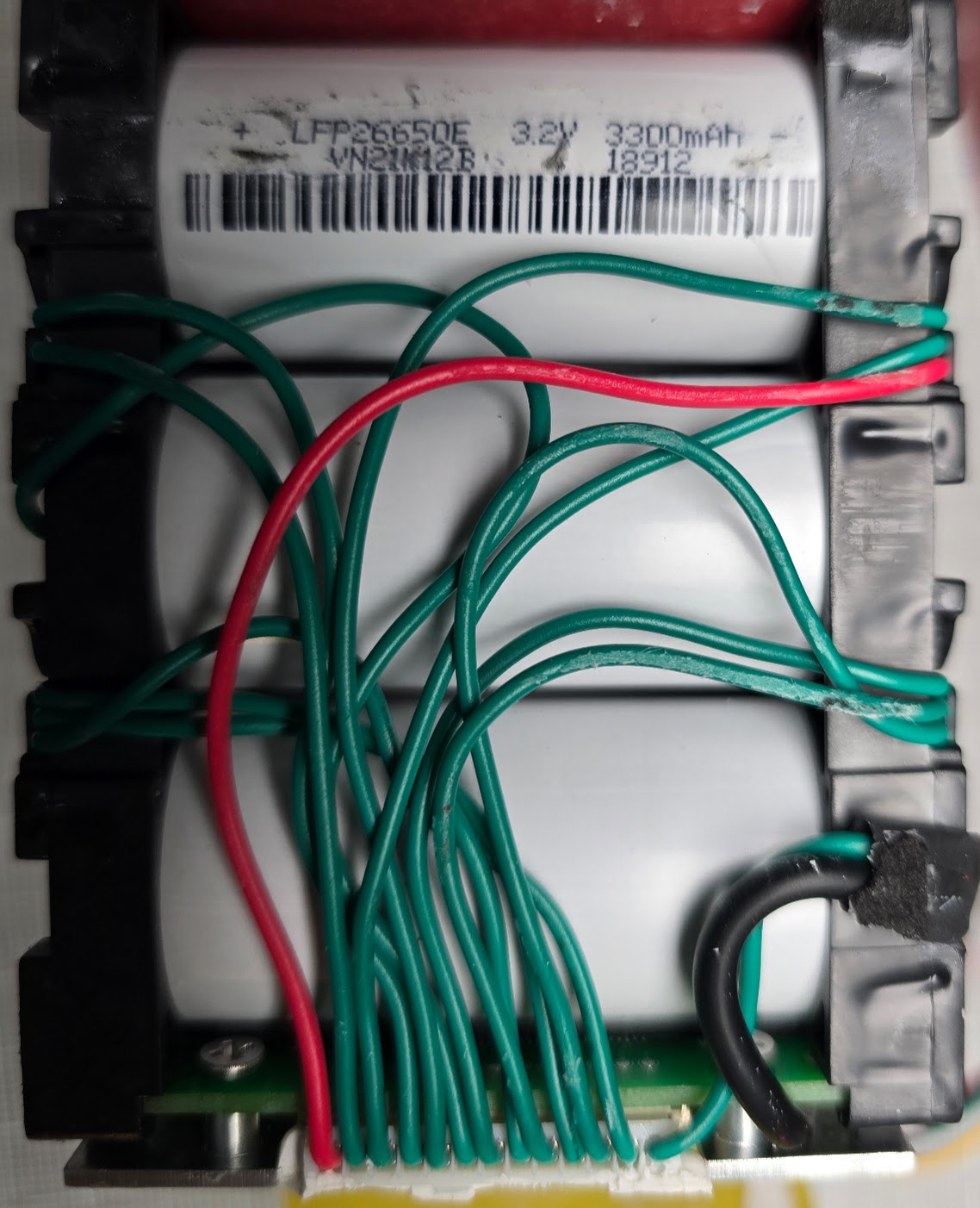 permobility_smartdrive_view_of_cell_barcode_and_negative_side_of_pack_photo