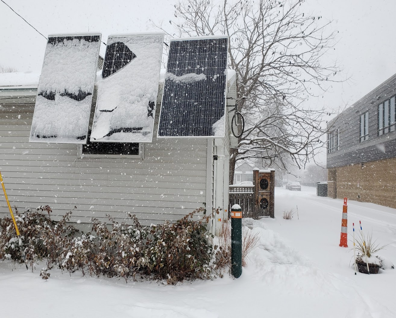 solar_panels_10x_3_panels_up_in_the_snow_photo